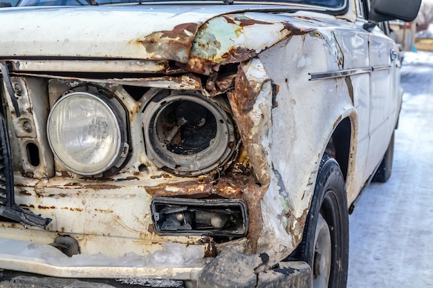 Vieille voiture russe rouillée Rouille sur le métal d'une voiture d'époque