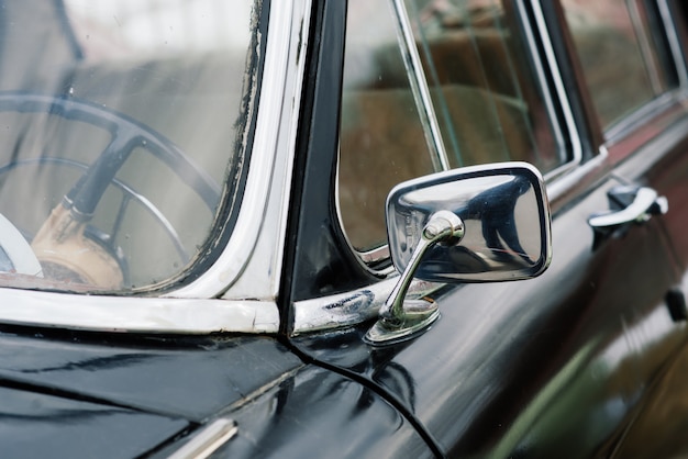 Vieille voiture vintage rétro soviétique en plein air. Rangée d'auto de l'ère soviétique.