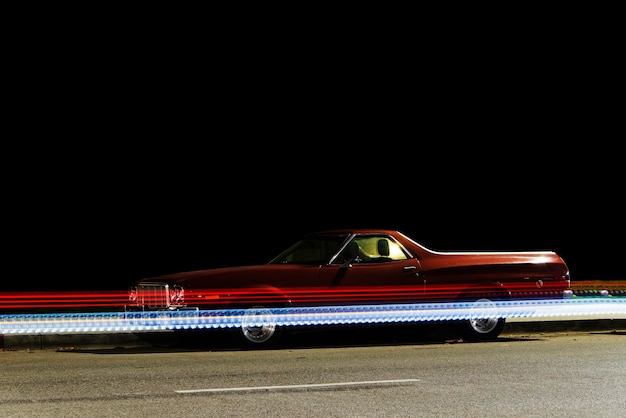 Vieille voiture vintage sur la route la nuit