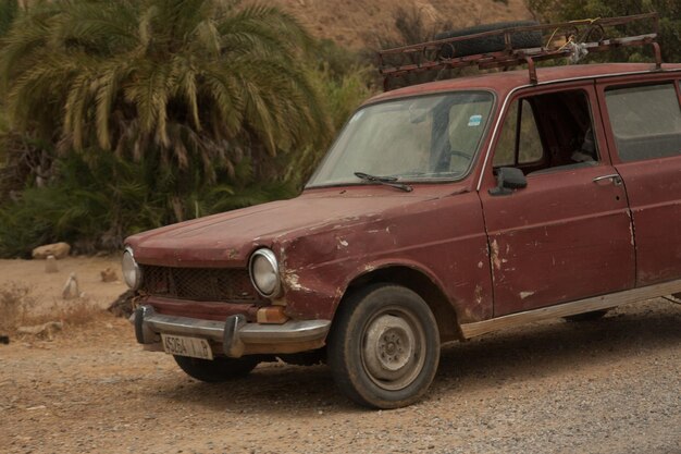 Photo une vieille voiture.