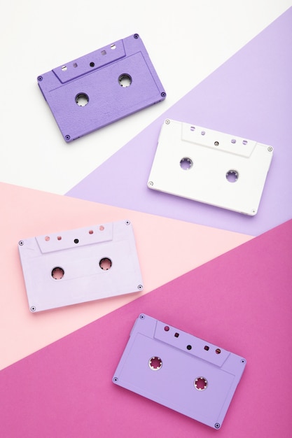 Vieilles cassettes colorées sur fond coloré. Journée de la musique