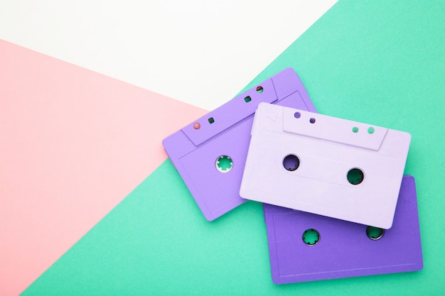 Vieilles cassettes colorées sur fond coloré. Journée de la musique