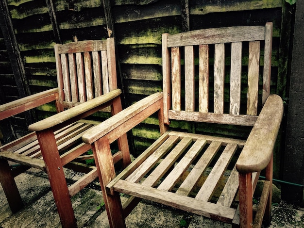 Photo vieilles chaises de jardin