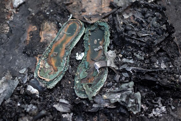 Photo les vieilles chaussures ont brûlé en cendres dans un incendie.