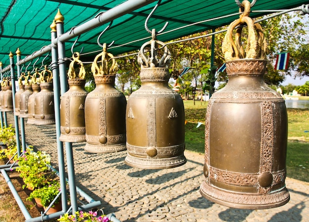 Vieilles cloches dans un temple bouddhiste de Thaïlande.