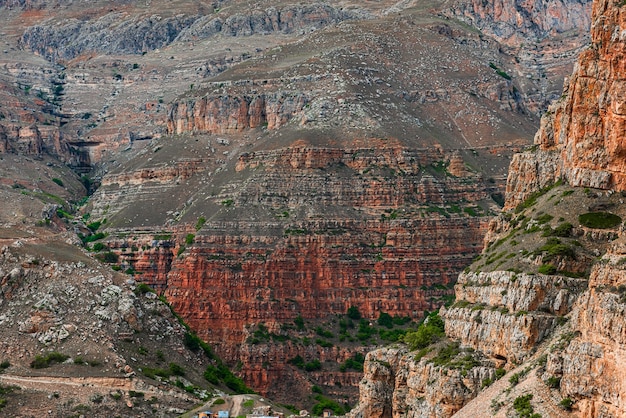 Vieilles couches de roche dans le canyon