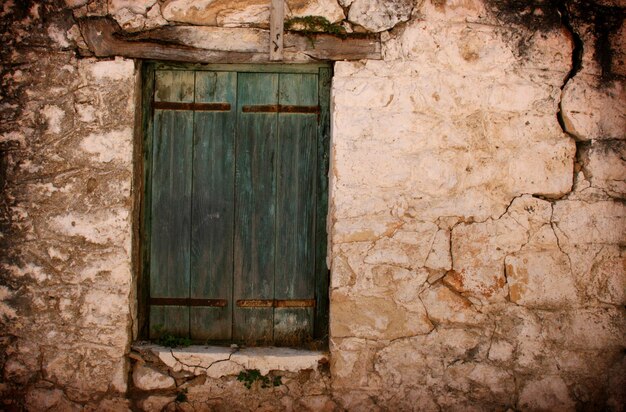 Photo des vieilles fenêtres en bois