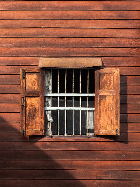 Vieilles fenêtres sur un mur en bois