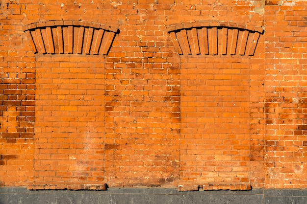 Vieilles fenêtres posées avec des briques rouges. texture