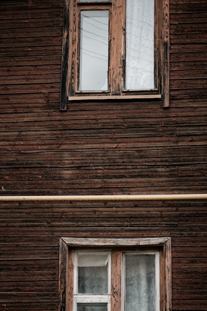 Vieilles fenêtres vintage d'une maison en bois.