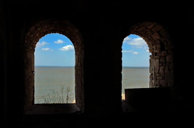 Vieilles fenêtres voûtées du château avec vue sur mer