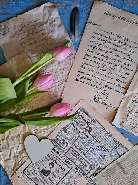 Photo de vieilles lettres avec des tulipes
