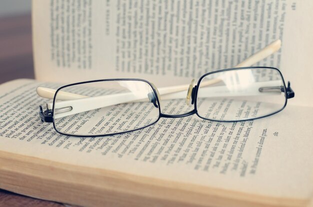 Vieilles lunettes de lecture sur un gros plan de livre