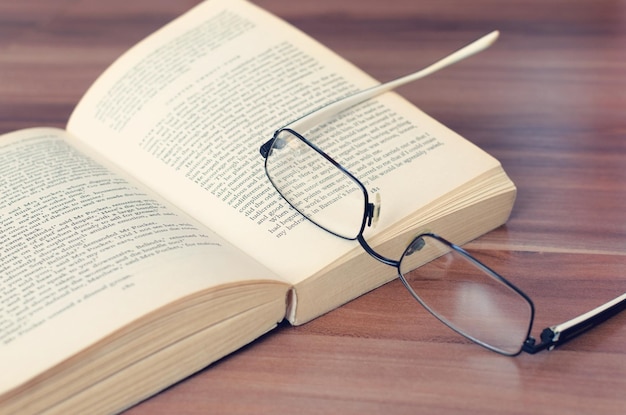 Vieilles lunettes et un livre