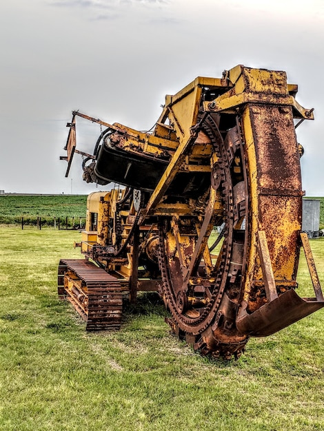 Photo vieilles machines sur le terrain contre le ciel