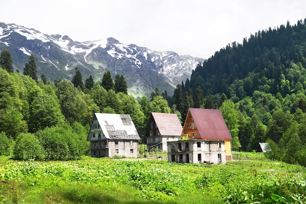 Vieilles maisons abandonnées à Auadhara Abkhazie