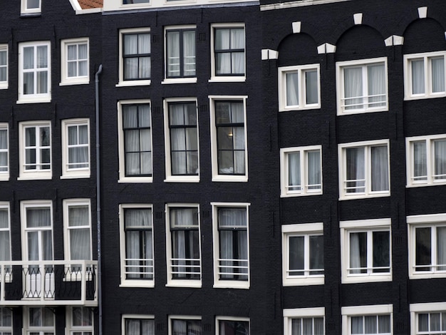 Vieilles maisons d'Amsterdam vue des canaux