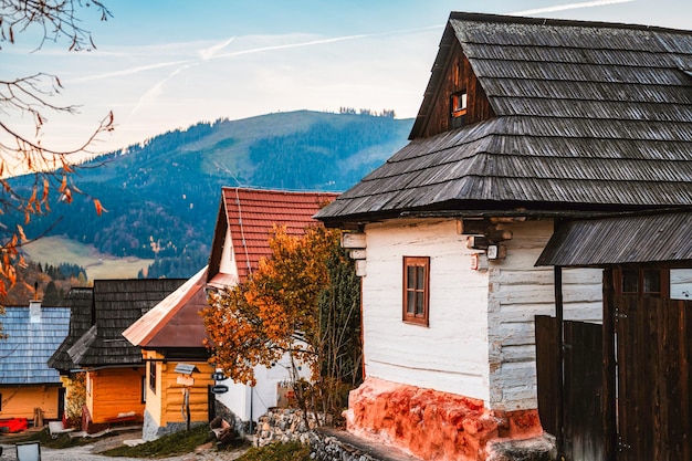 Vieilles maisons en bois colorées à Vlkolinec village de montagne du patrimoine de l'Unesco avec une architecture folklorique Vlkolinec ruzomberok liptov slovaquie