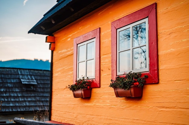 Vieilles maisons en bois colorées à Vlkolinec village de montagne du patrimoine de l'Unesco avec une architecture folklorique Vlkolinec ruzomberok liptov slovaquie