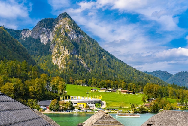 Vieilles maisons en bois sur le lac Schoenau am Koenigssee Konigsee Parc national de Berchtesgaden Bavière Allemagne