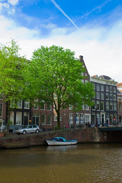 Vieilles maisons sur canal à Amsterdam, Pays-Bas