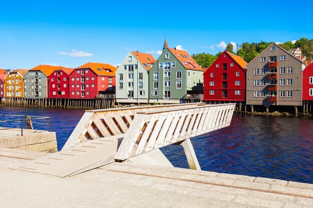 Vieilles maisons colorées au quai de la rivière Nidelva dans le centre de la vieille ville de Trondheim, Norvège