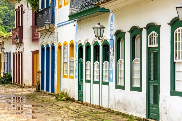 Photo de vieilles maisons colorées de style colonial et des pavés dans la ville historique de paraty