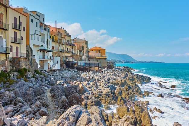 Vieilles maisons sur la côte rocheuse dans la ville de Cefalù, Sicile, Italie