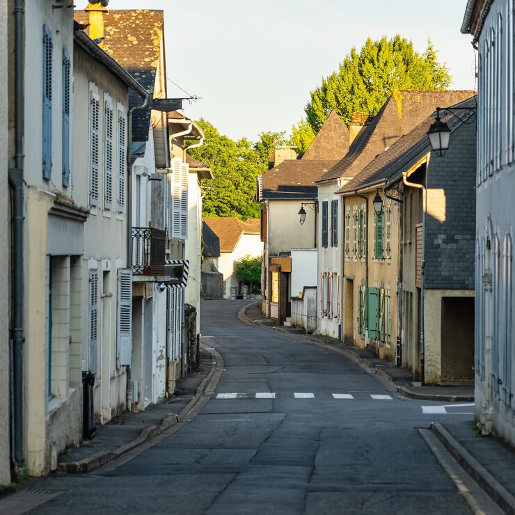 Photo vieilles maisons à côté de la route dans la ville française de morlaas dans le sud du pays