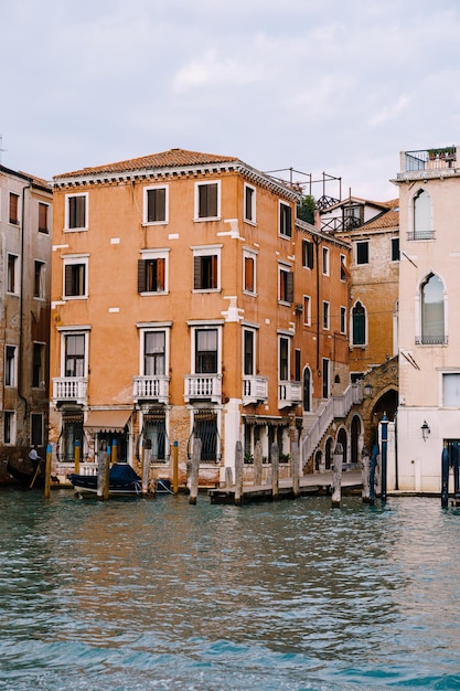 Vieilles maisons sur le grand canal venise italie hôtels vintage et bâtiments résidentiels dans le centre de venise