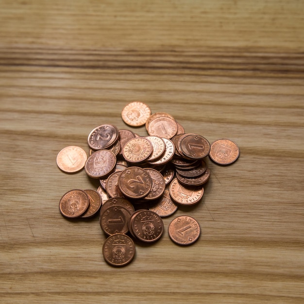 Photo vieilles pièces de monnaie lettones sur fond de bois