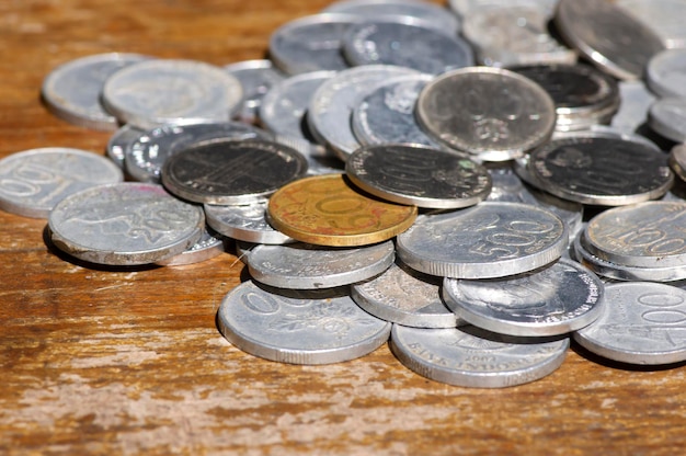 Photo vieilles pièces de monnaie roupie indonésienne sur fond de bois vintage