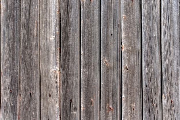 De vieilles planches de bois avec des espaces entre eux se ferment