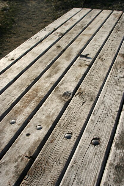 Vieilles planches en bois patinées Banc et herbe