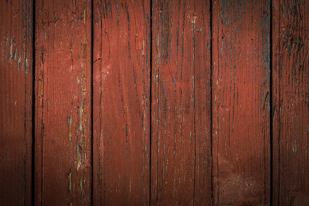 Vieilles planches en bois patinées naturelles avec fond de peinture rouge fissuré