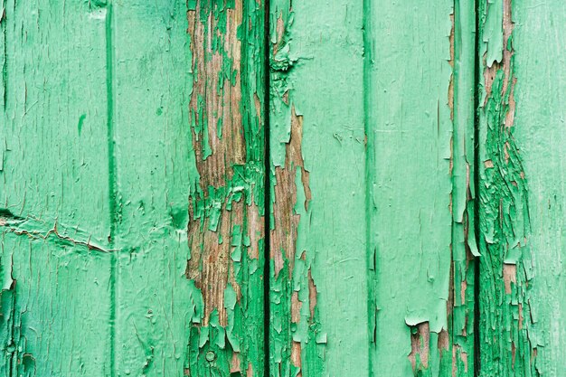 Vieilles planches de bois avec de la peinture verte écaillée fissurée fond de texture peinte fond rustique