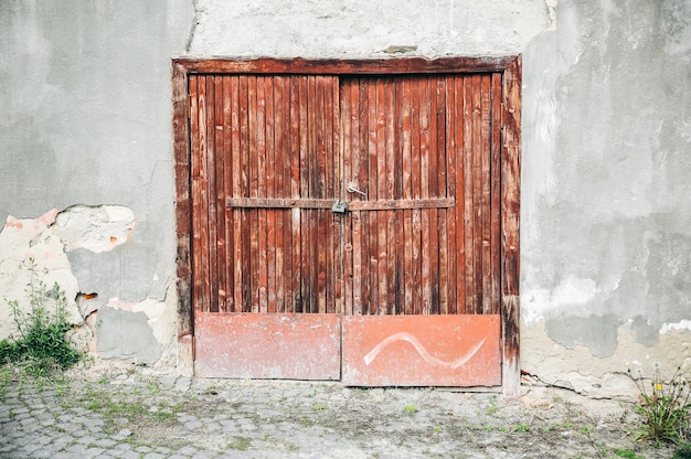 Vieilles portes en bois avec une poignée de style rustique vintage