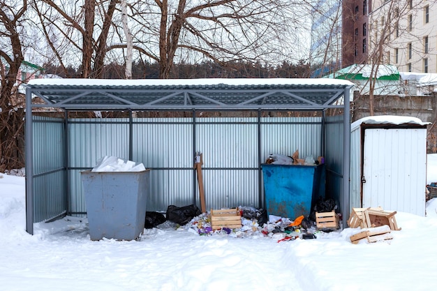 Vieilles poubelles rouillées en hiver. Russie