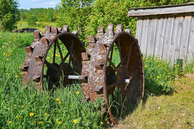 Vieilles roues de tracteur rouillées vintage close up