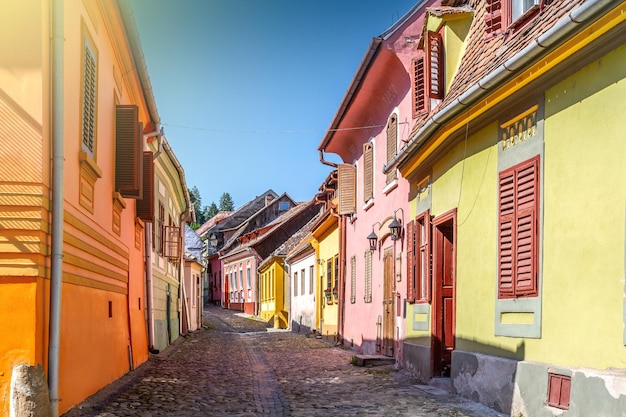 Vieilles rues aux maisons colorées