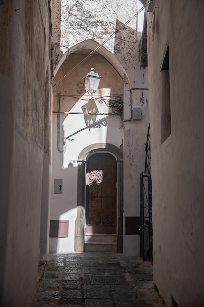 Vieilles rues romantiques minables historiques du sud de l'Italie dans la ville d'Amalfi Les rues étroites vintage tournent les portes inondées de soleil d'été