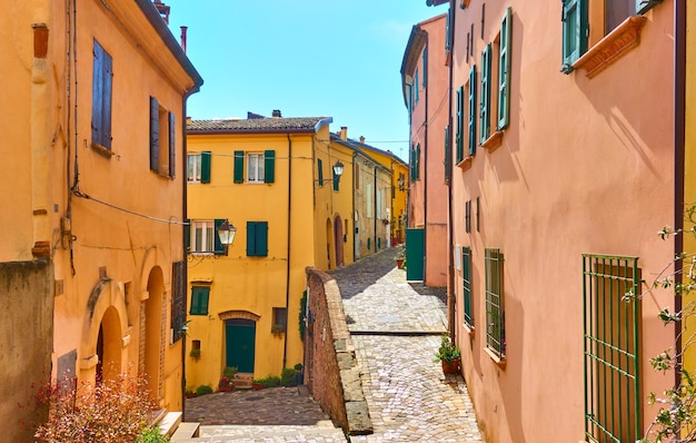 Photo vieilles rues de la ville de santarcangelo di romagna aux beaux jours de l'été, émilie-romagne, italie