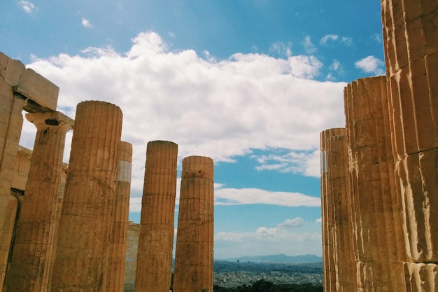 Les vieilles ruines de l'acropole d'Athènes contre le ciel