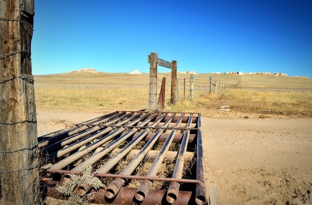 Vieilles ruines sur un champ contre un ciel bleu clair