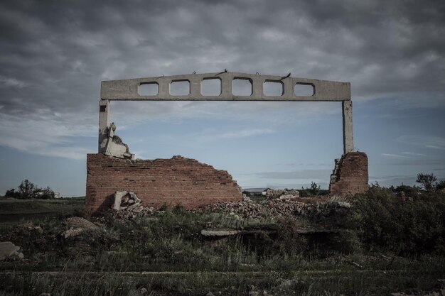 Photo vieilles ruines sur le champ contre le ciel