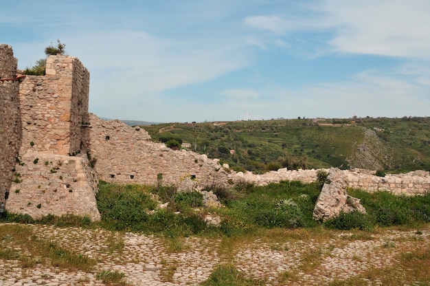 Vieilles ruines sur le champ contre le ciel