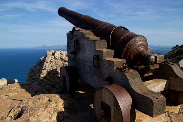 Vieilles ruines par la mer contre le ciel