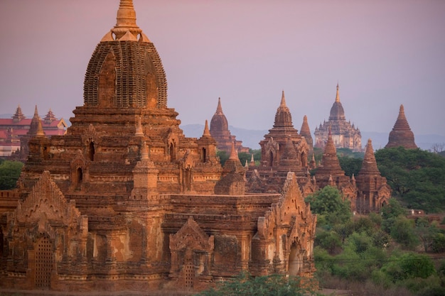 Photo de vieilles ruines de temples sur un ciel dégagé