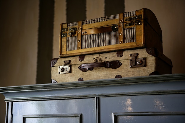 Vieilles valises sur l&#39;armoire