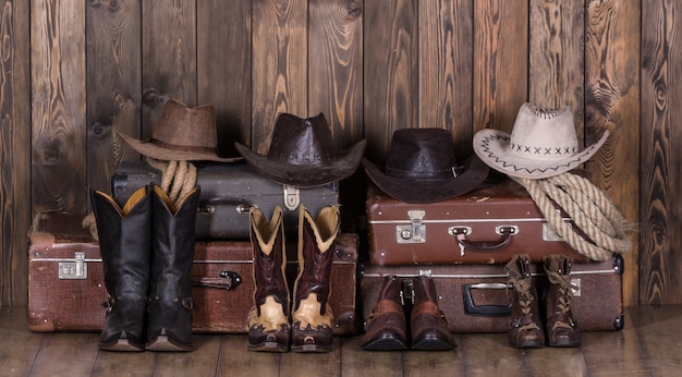 Vieilles valises chapeaux et chaussures de cowboy